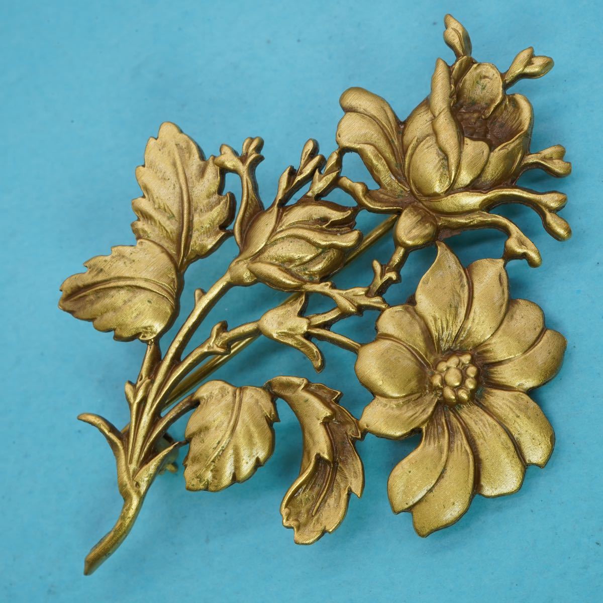 【1569】EI ヴィンテージ ブローチ 花 マットゴールドカラー TIA