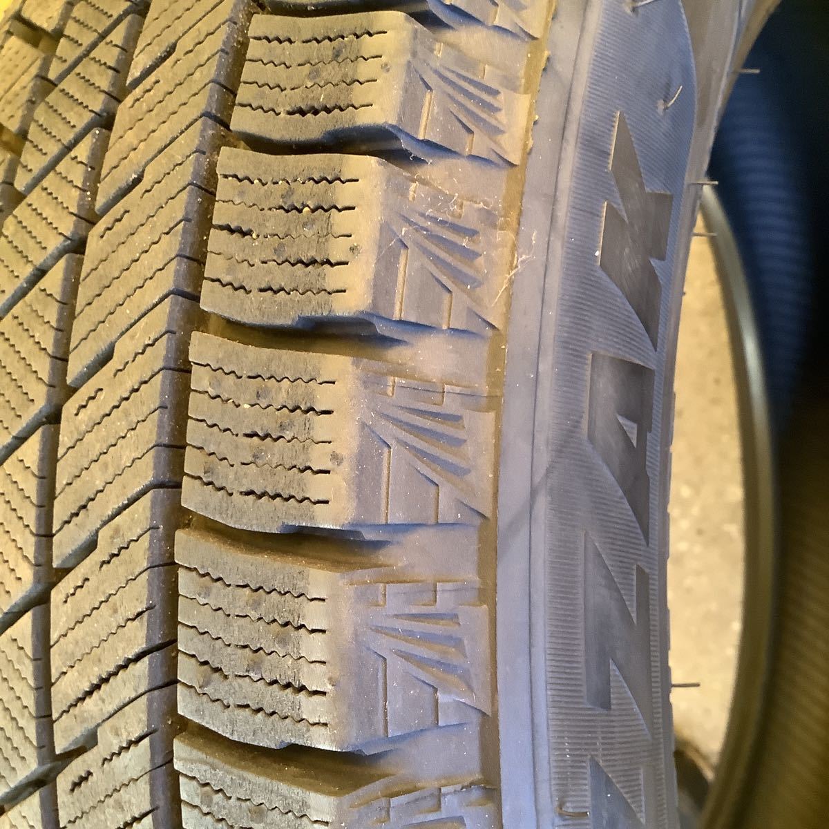 ブリヂストン ブリザック VRX3 175/65R15 スタッドレスタイヤ 深溝 21 