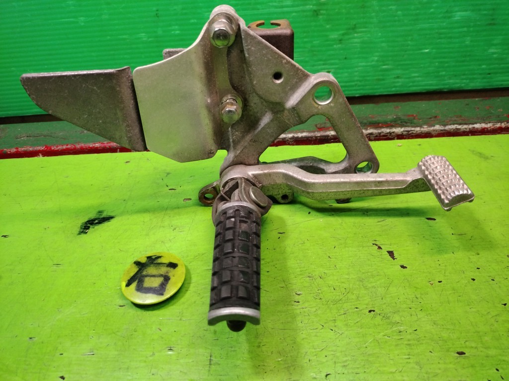 ZXR250　ZX250C　純正ステップAssy　右　リアブレーキペダル付き