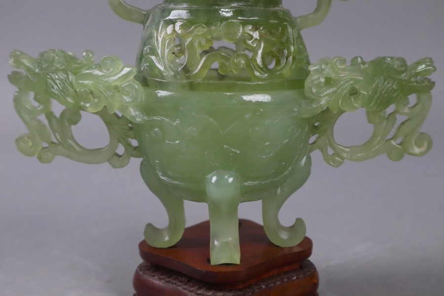 中国古玩 翡翠玉石 彫刻 龍耳四足香炉 唐木台付 置物 天然石 鑑賞