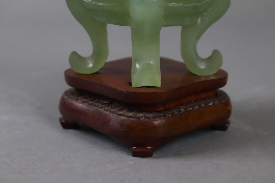 中国古玩 翡翠玉石 彫刻 龍耳四足香炉 唐木台付 置物 天然石 鑑賞