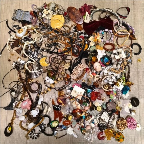 アクセサリー まとめ売り 約2.1kg 大量 ネックレス 指輪 イヤリング F627-000-000 アクセサリー 約200点 重量2.17kg まとめセット