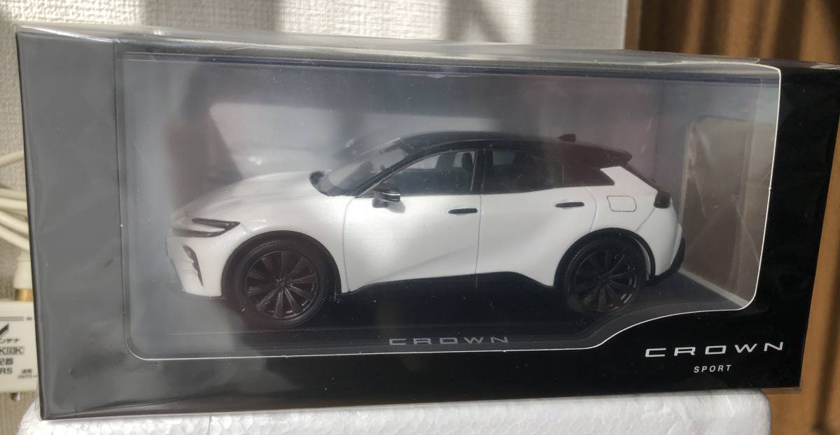 新品未開封 1/30 トヨタ クラウンスポーツ ブラック×プレシャスホワイトパール 2XW ケース付き ツートンカラー サンプル ミニカー 
