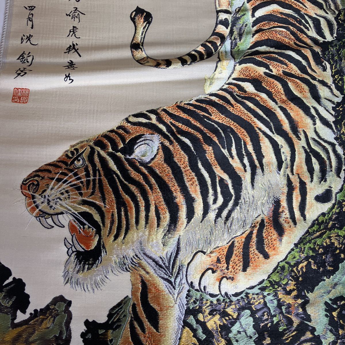 掛け軸 虎 何香疑 刺繍 骨董品 布製布 布生地 掛軸 古美術 