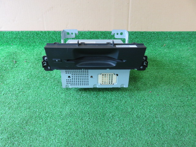 Ｅ５２　エルグランド　純正ナビ　１７－１８年版　132713