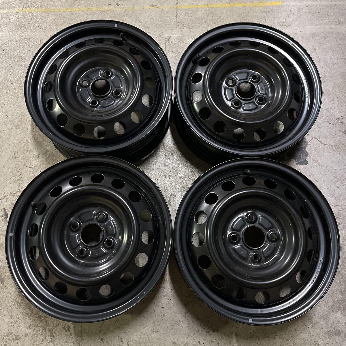 即決送料無料 新車外し トヨタNHP10アクア 15インチ 純正ホイール