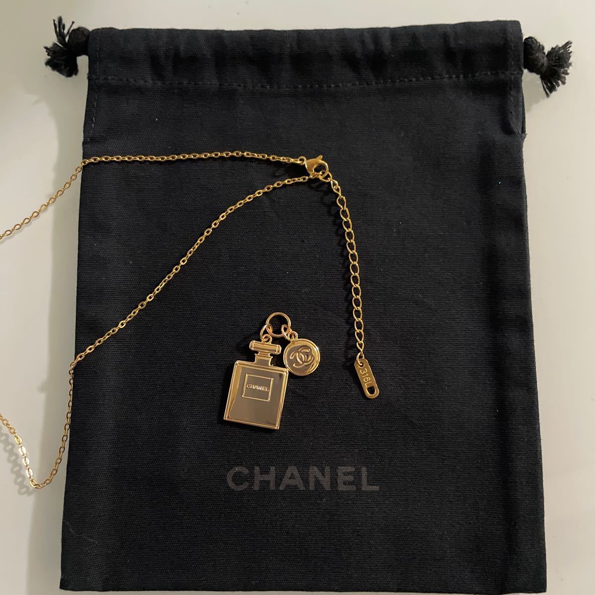 CHANELノベルティ　新品未使用　ネックレス　チャームショッパー付き 正規品シャネルチャーム ネックレス シャネル巾着袋ノベルティ 新品未