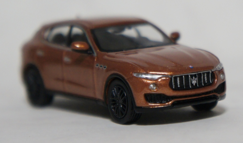 Minichamps 1:87 Maserati Levante 2018， Brown metallic， 870