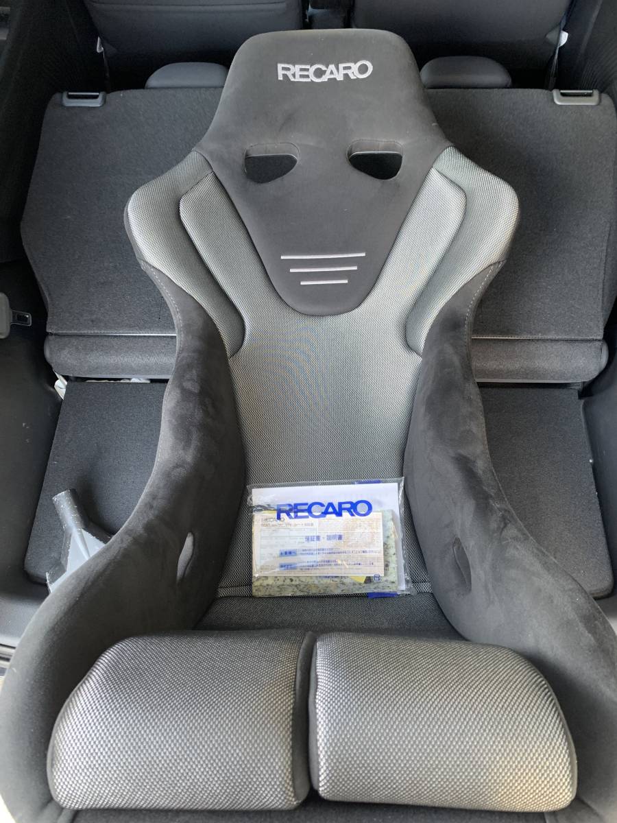 レカロ　フルバケットシート　RS-G GK シルバー／ブラック　大き方も可能なサイズ感