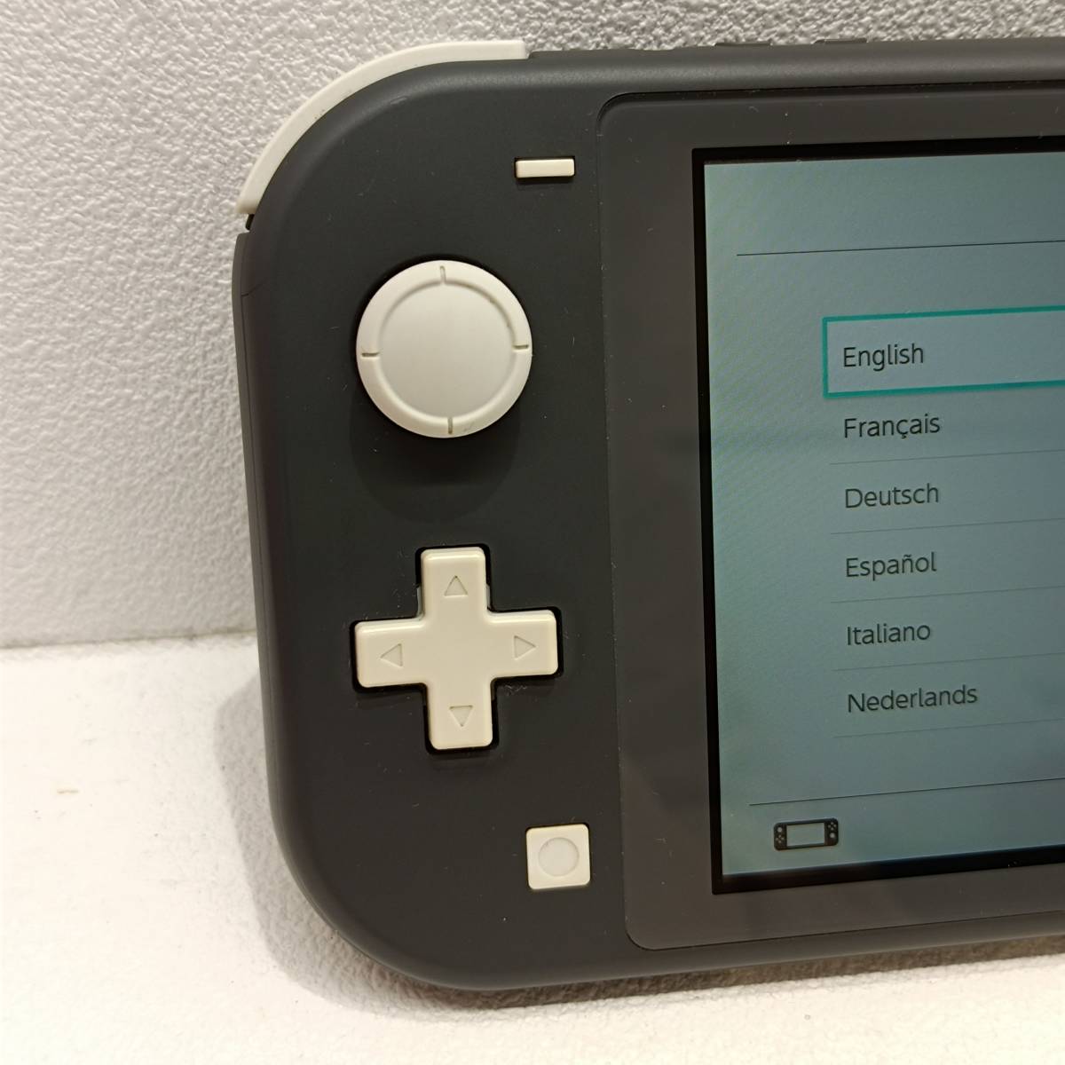 070）A 〈中古品〉SwitchLite グレー 本体のみ【動作確認/初期化済】※強いタバコ臭あり※