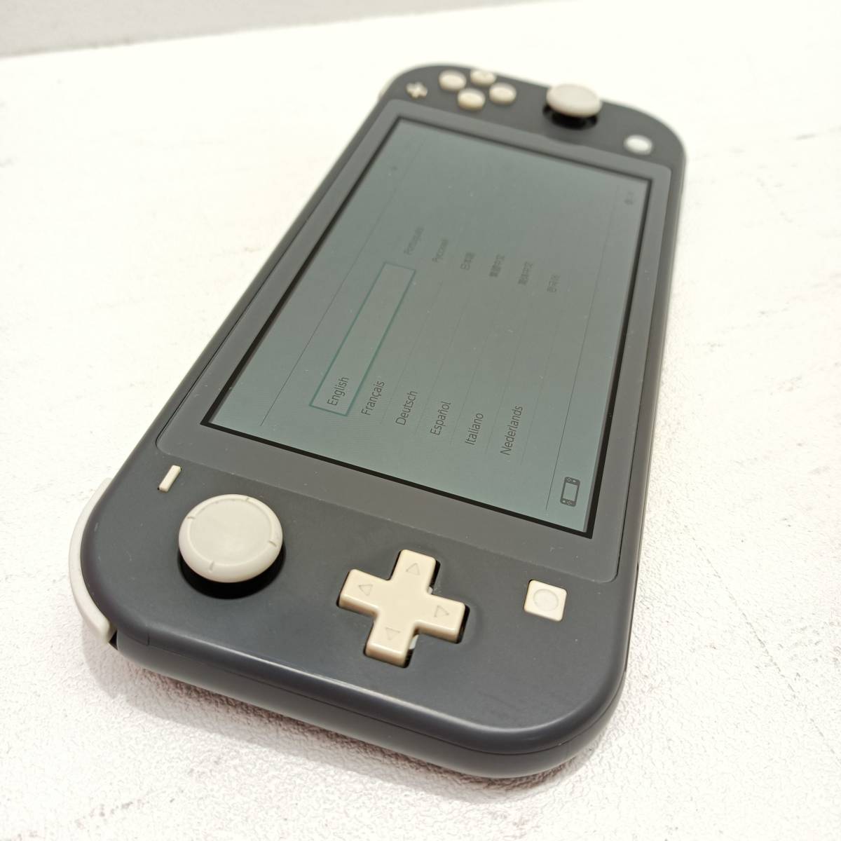 070）A 〈中古品〉SwitchLite グレー 本体のみ【動作確認/初期化済】※強いタバコ臭あり※