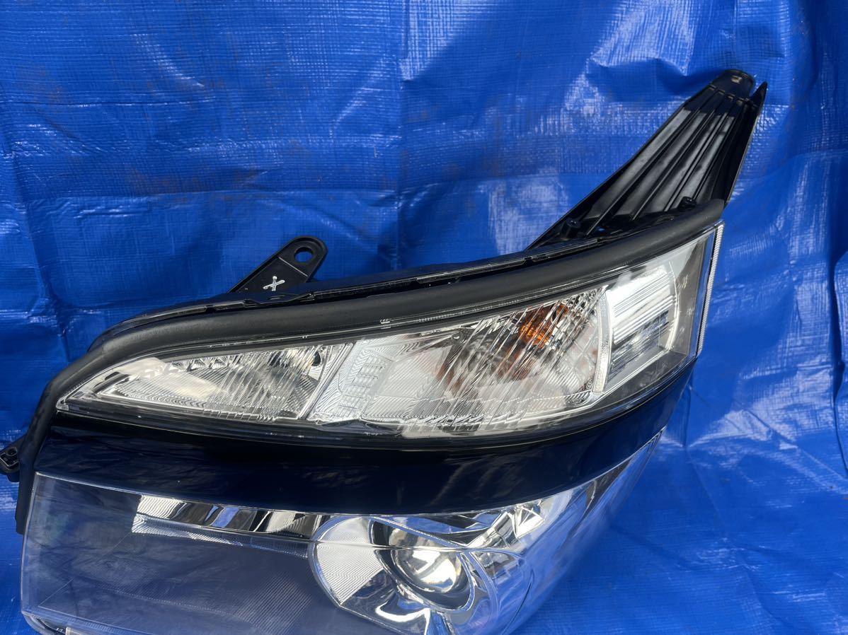 中古トヨタヴォクシー ZRR70W / ZRR75W 純正ヘッドライト ヘッドランプ