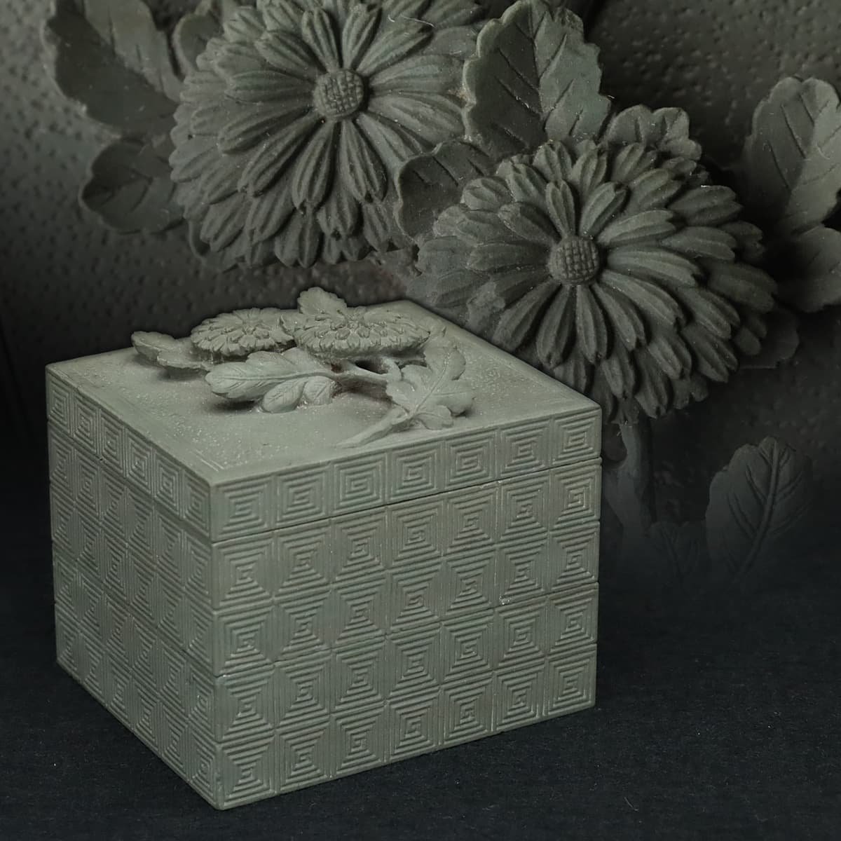 EN745 朝鮮美術 李朝石小箱 幅6.3cm 重165g 木箱附・李朝緑石菊高彫摘