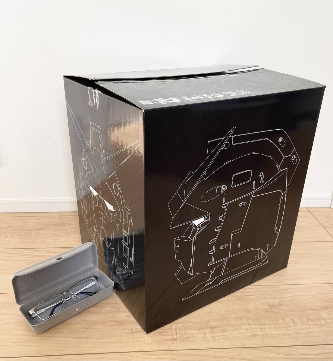 OWNDAYS | 巨大な1⁄7ガンダムヘッドがメガネケース!? ガンダム