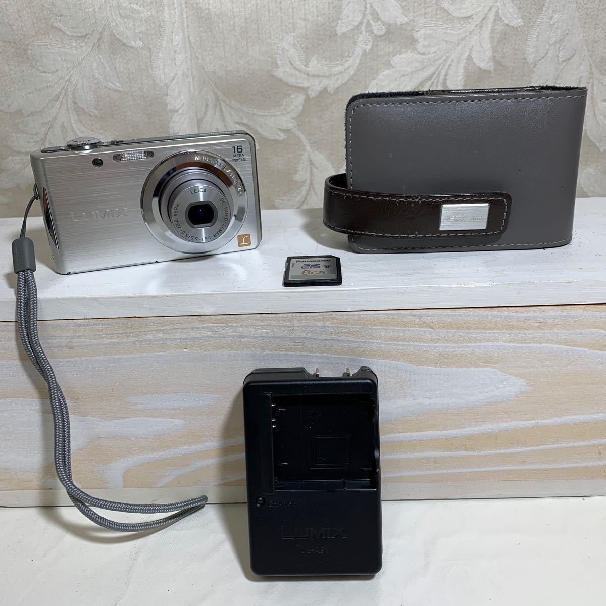Panasonic デジタルカメラ LUMIX DMC-FH5 8GB大容量SDカード/充電器/充