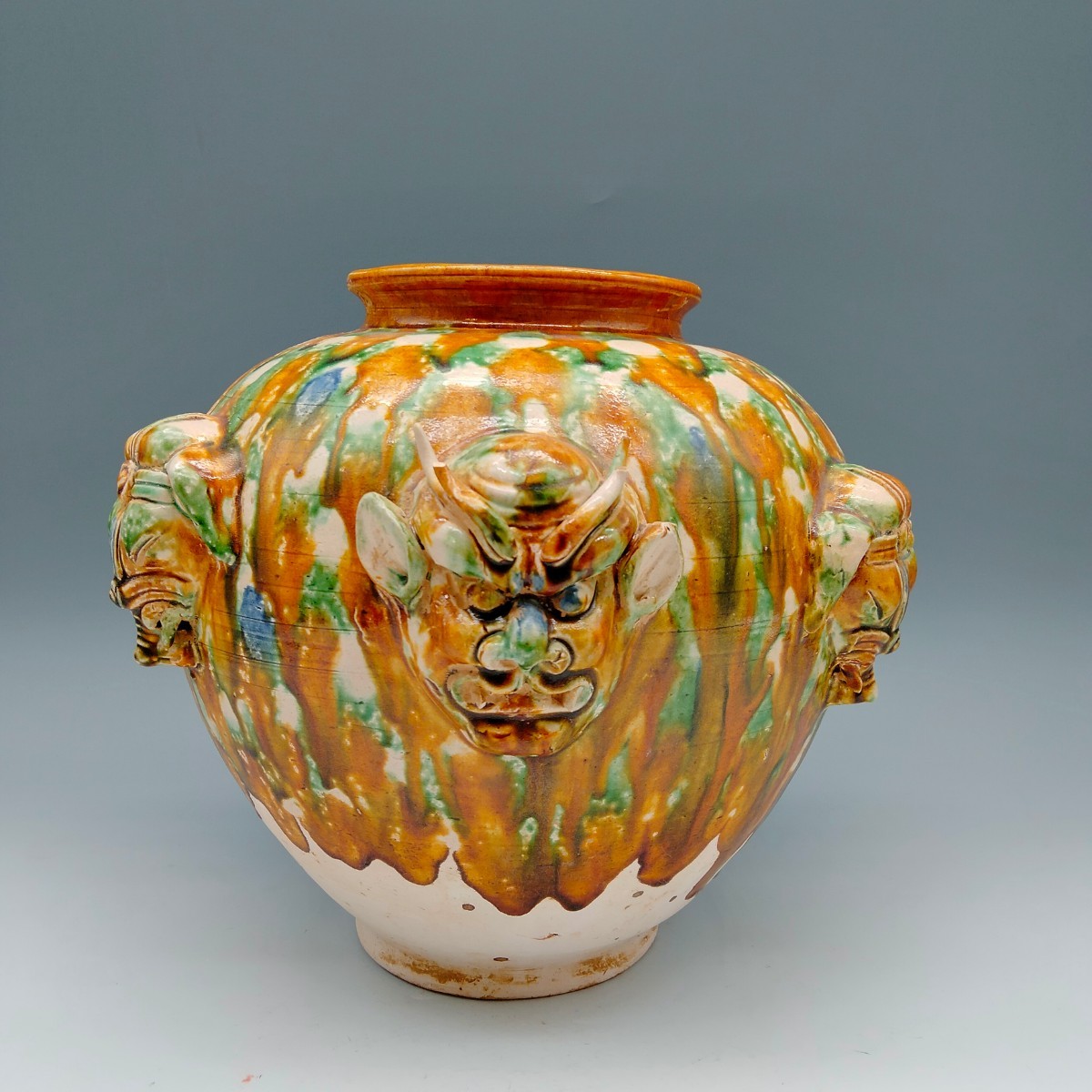 中国古美術 【唐三彩】 陶器製 花卉彫刻 植物文様 彫刻細工 壺 花器 古陶磁 時代物 旧家買取品 唐時代 三彩鬼面浮彫り壺 唐三彩 花器 古陶器