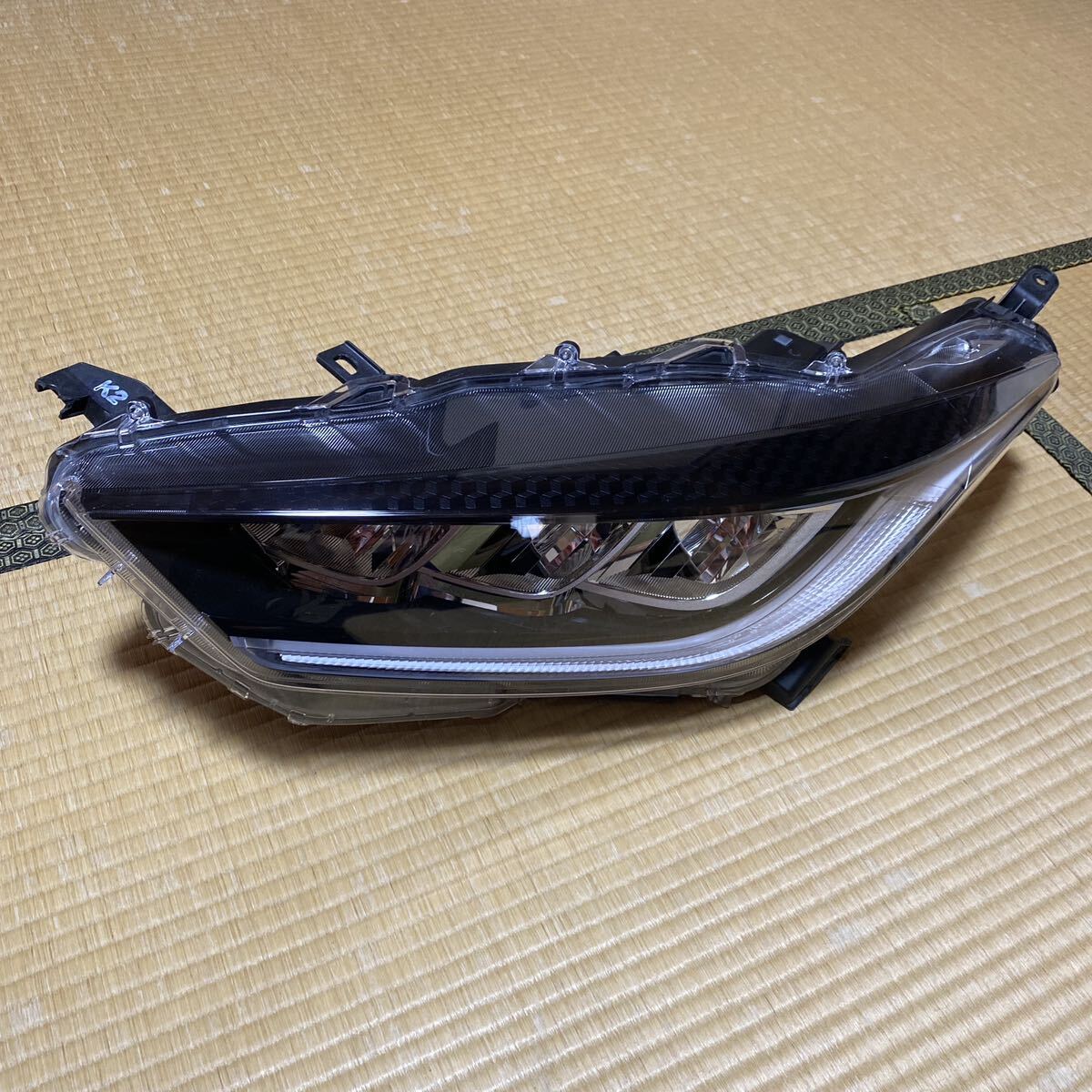 トヨタ ヤリス MXPH10 左ヘッドライト ユニット 81150-K0031 Koito K0-3_1