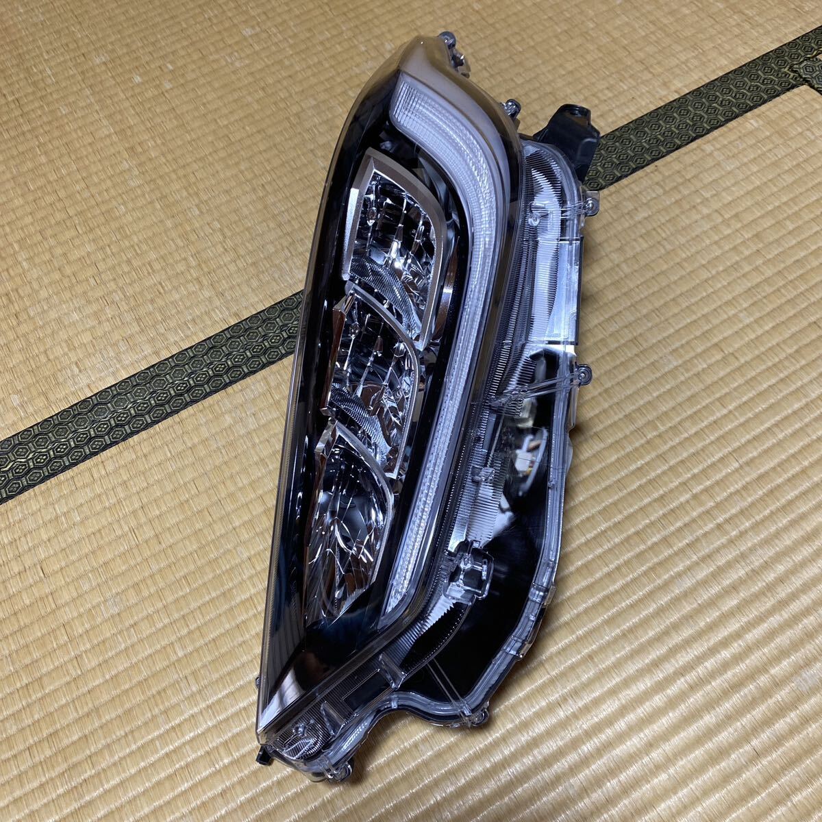 トヨタ ヤリス MXPH10 左ヘッドライト ユニット 81150-K0031 Koito K0-3_2