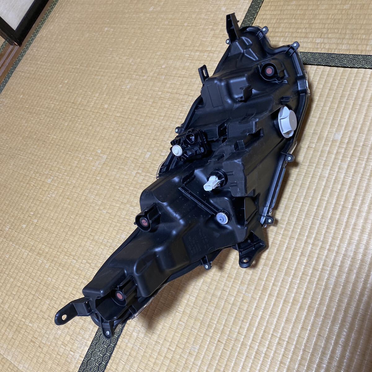 トヨタ ヤリス MXPH10 左ヘッドライト ユニット 81150-K0031 Koito K0-3_4