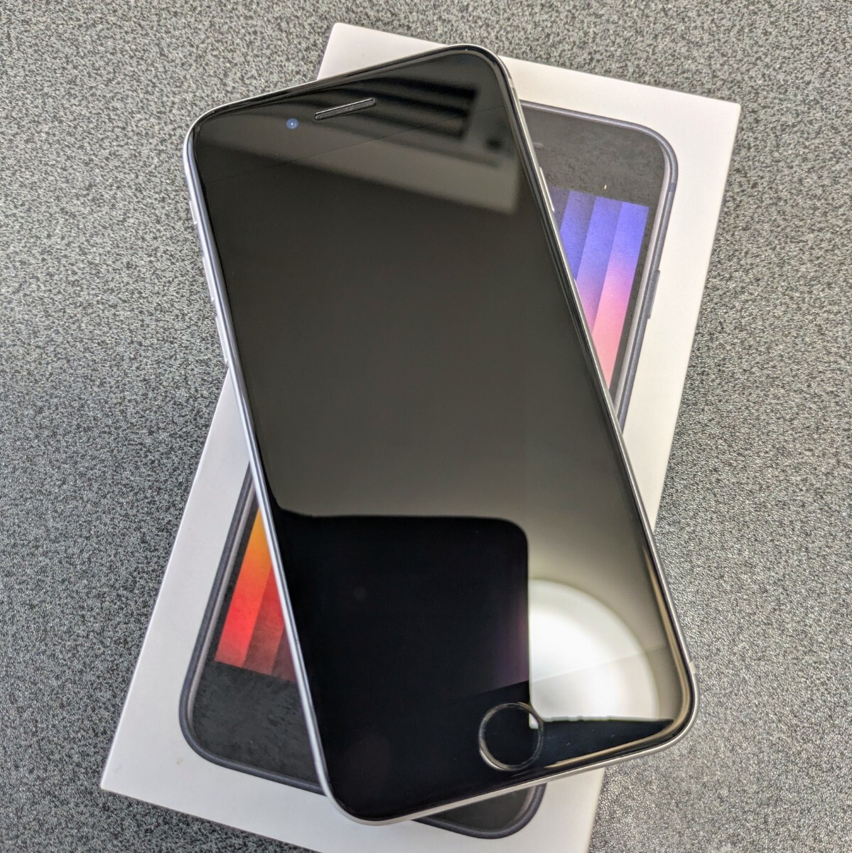 iPhonese第3世代　バッテリー94% SIMフリー　docomoケース付き iPhone SE3【iPhone SE 第3世代64GB】【国内 docomo SIMフリー】【新品