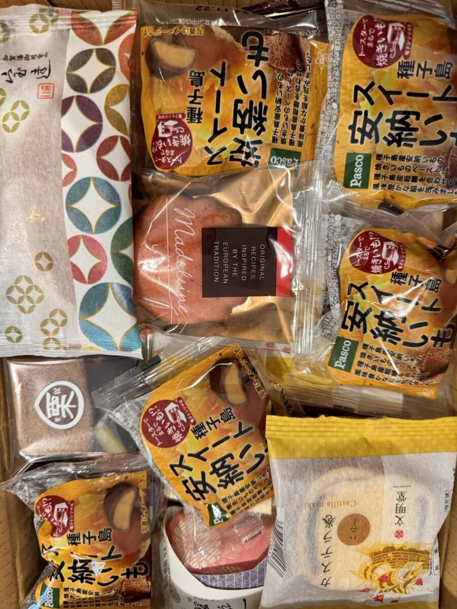 極美品 菓子 約45個　ゆうパック60サイズ 和菓子詰め合わせセット どら焼き 栗 最中 もなか 饅頭 カステラ 羊羹 くるみ饅頭 焼き菓子_4