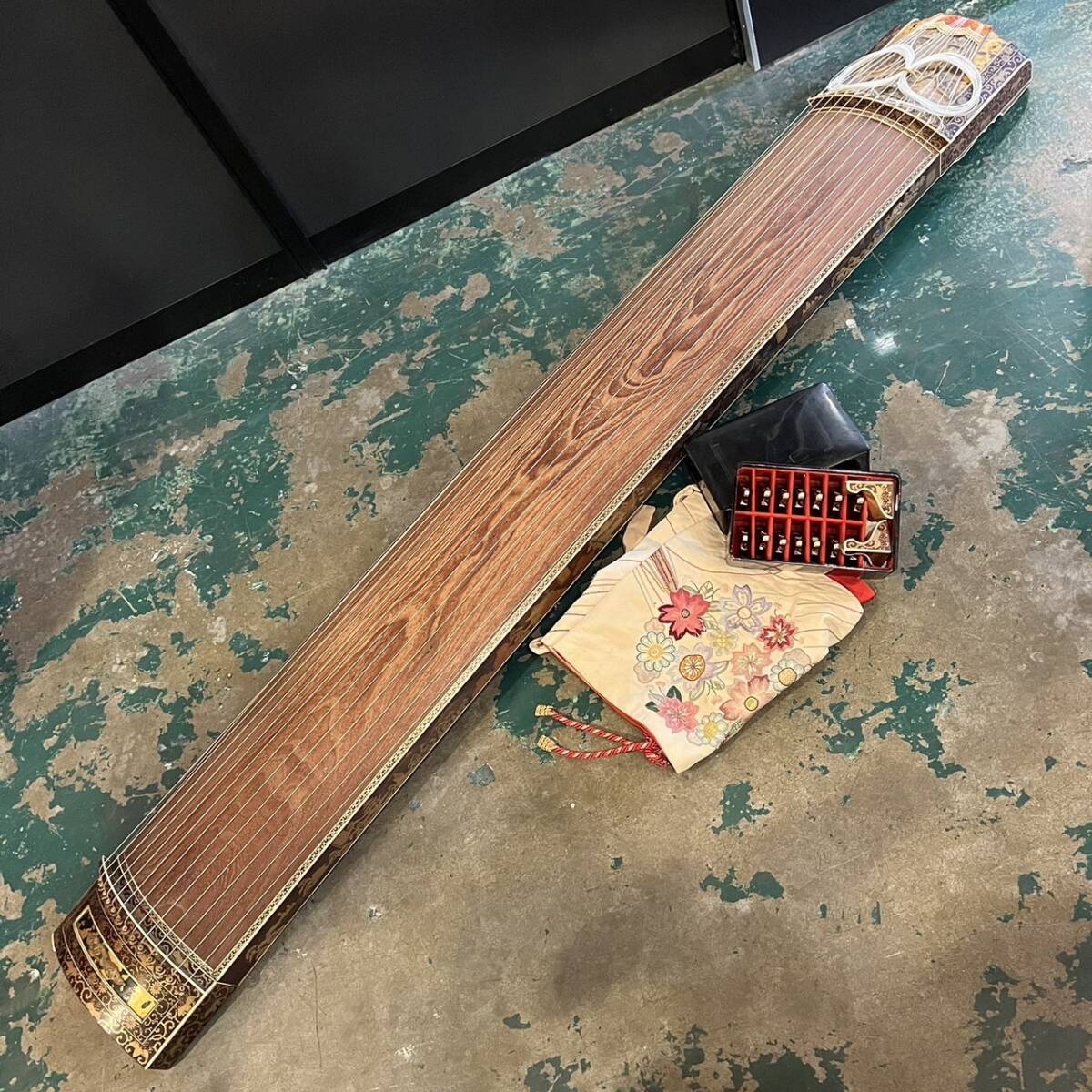 生田流 琴 13弦 送料無料】筝 生田流 和楽器 13弦 蒔絵付龍金具琴 綾杉模様 琴柱 筝爪