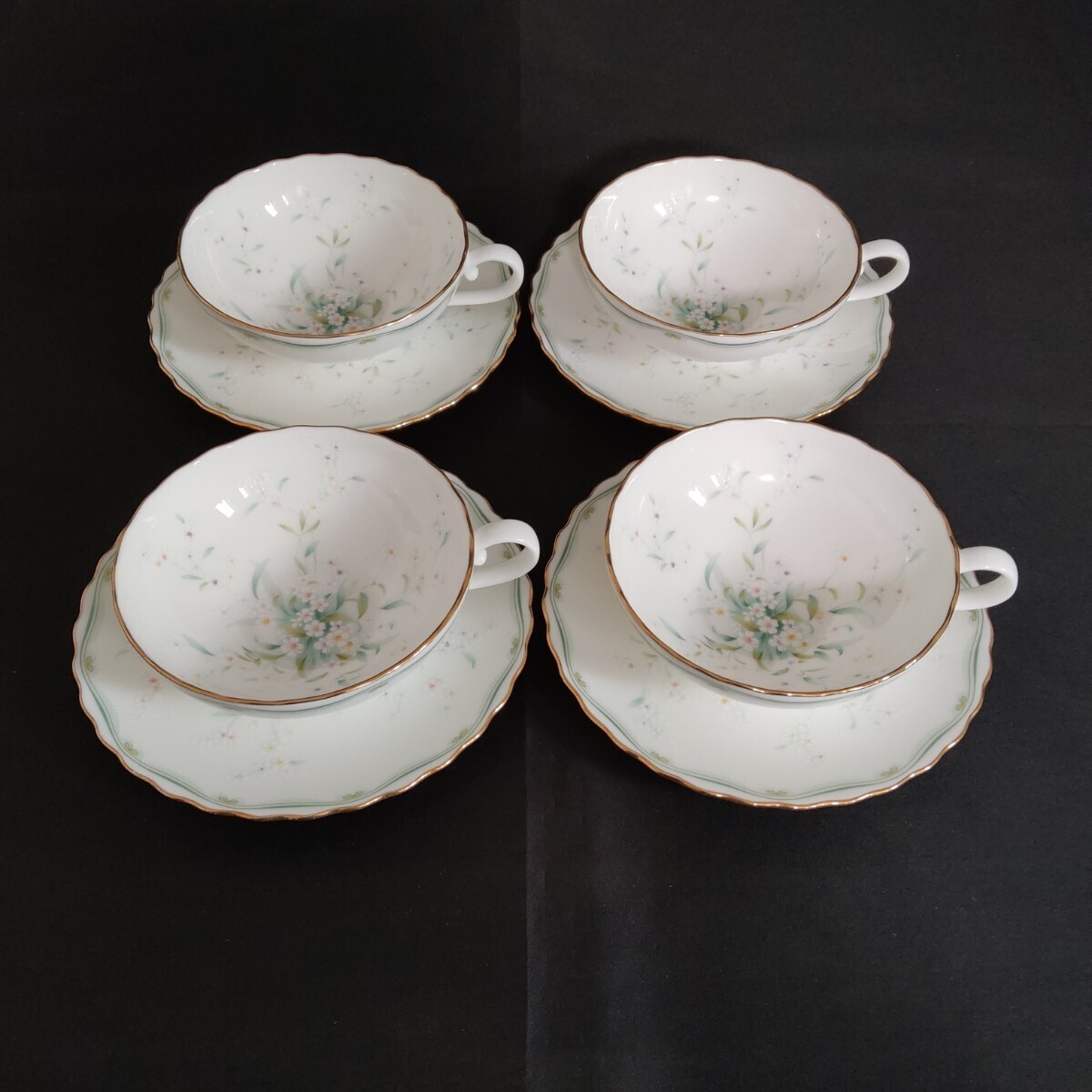 ノリタケ　白い小花のブーケ模様　６客　未使用 Noritake ノリタケ ティーカップ＆ソーサー 4客セット 白い小花 ブーケ