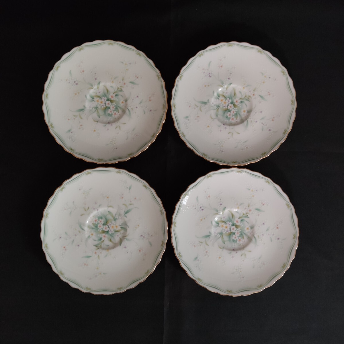 ノリタケ　白い小花のブーケ模様　６客　未使用 Noritake ノリタケ ティーカップ＆ソーサー 4客セット 白い小花 ブーケ