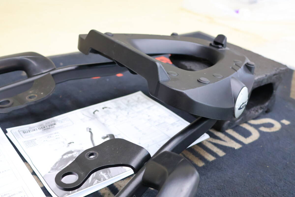 □　GSX1300R 隼　ハヤブサ　08～17　GIVI リアキャリア 　　モノラック用フィッティング　M5M モノロックベース GIVI ハヤブサ GSX1300R &frasl; 大幅積載アップ!GSX1300Rハヤブサ08-17年GIVIリアボックス用 [541FZ