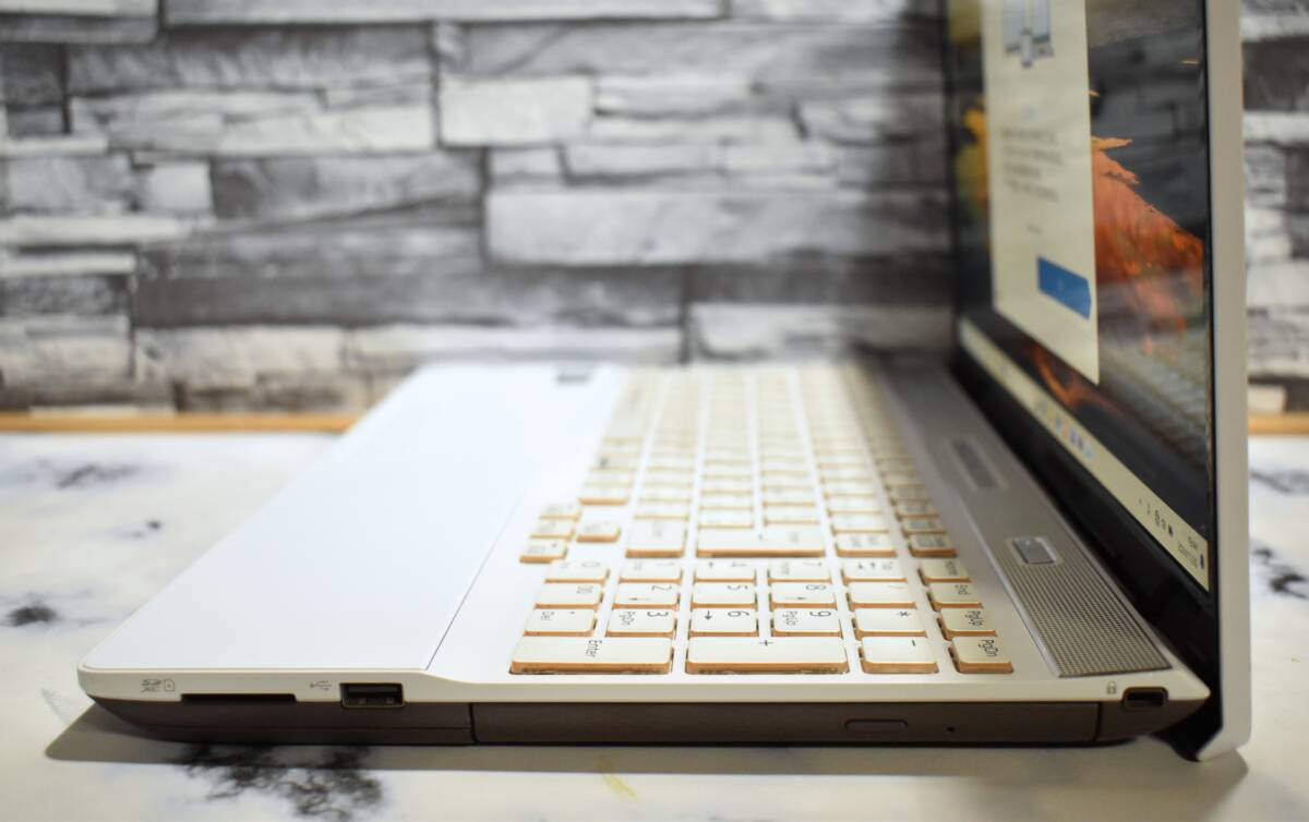 ★超速第8世代ハイエンドi7-8550U(4コア)メモリ16GB/新品 SSD512GB+HDD1TB★フルHD液晶/最新Windows11 24H2/Blu-ray/office/富士通 AH53/C2_4