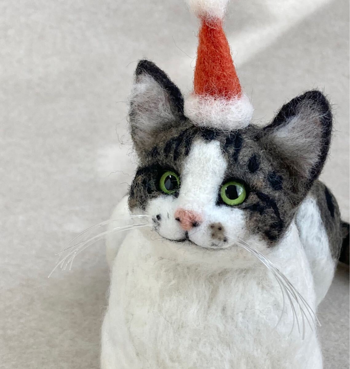 ハンドメイド 羊毛フェルト サンタ帽被ったキジ白猫ちゃん 香箱座り猫