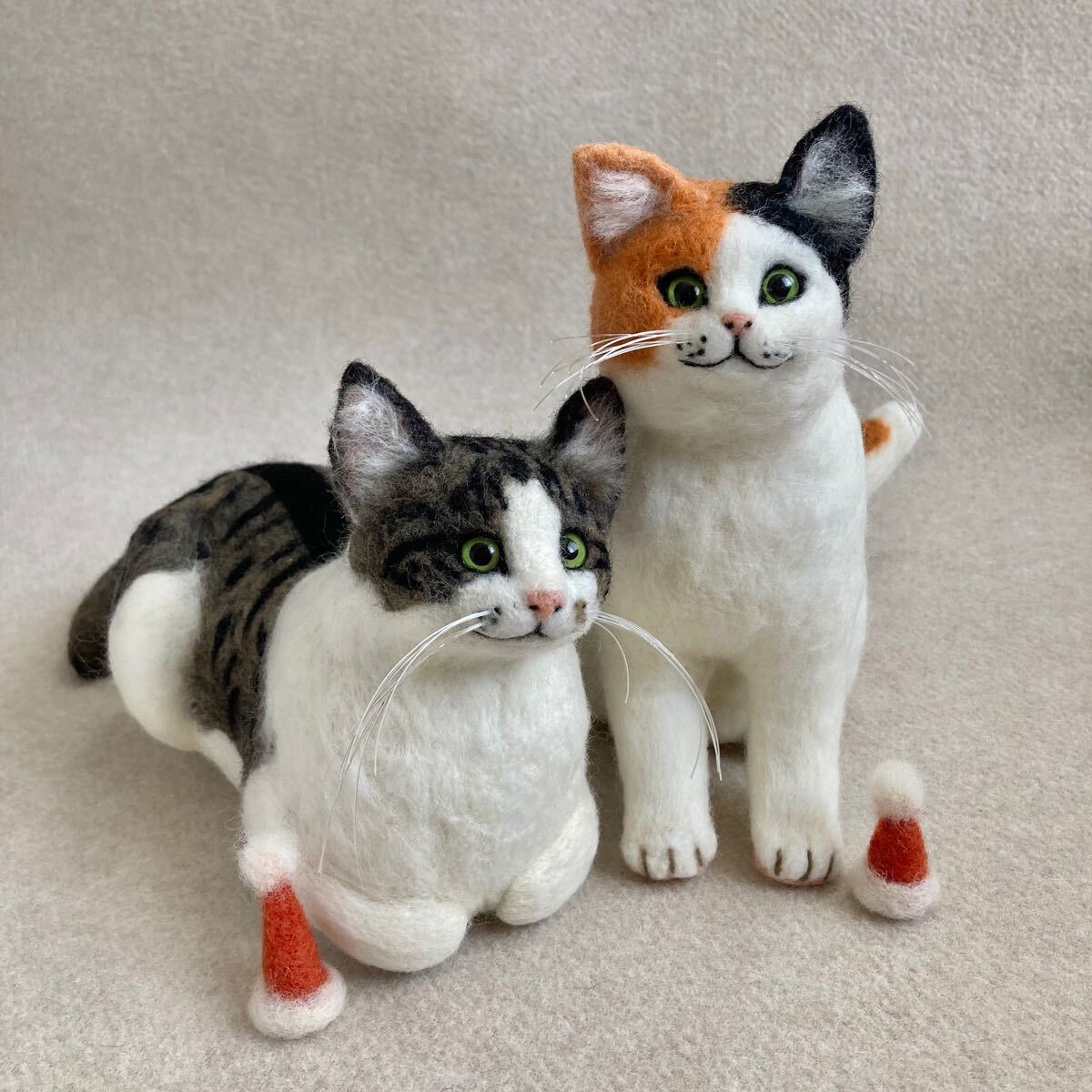 ハンドメイド 羊毛フェルト サンタ帽被ったキジ白猫ちゃん 香箱座り猫