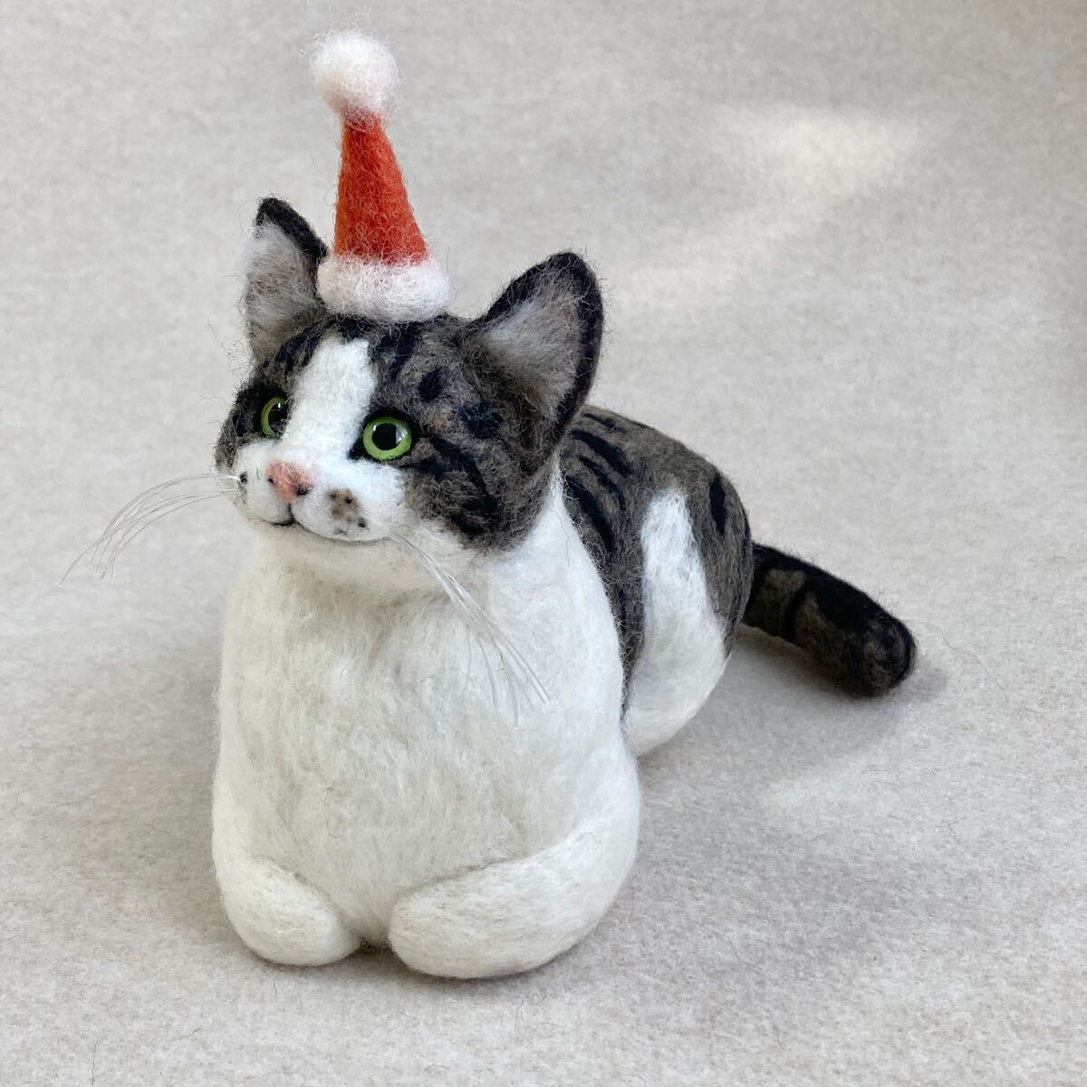 ハンドメイド 羊毛フェルト サンタ帽被ったキジ白猫ちゃん 香箱座り猫