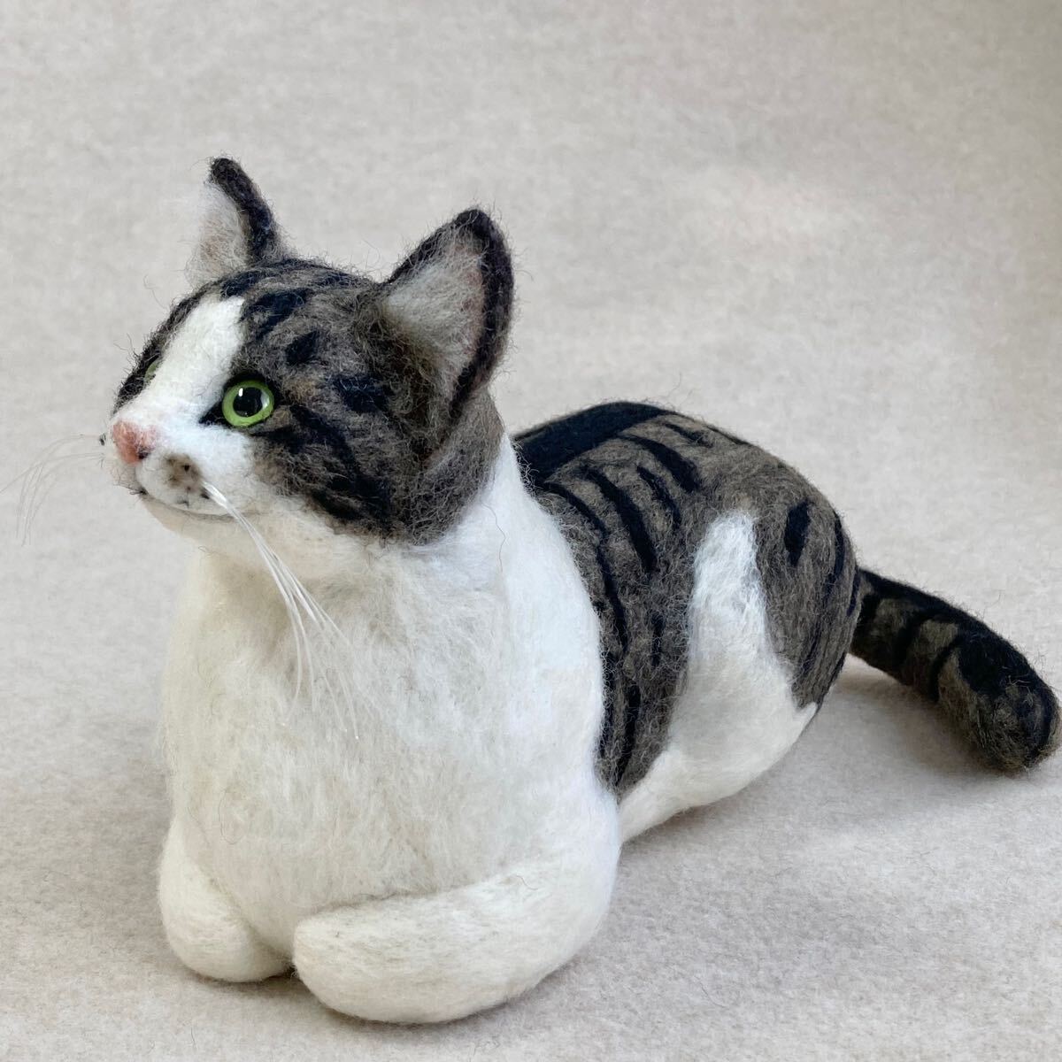 ハンドメイド 羊毛フェルト サンタ帽被ったキジ白猫ちゃん 香箱座り猫