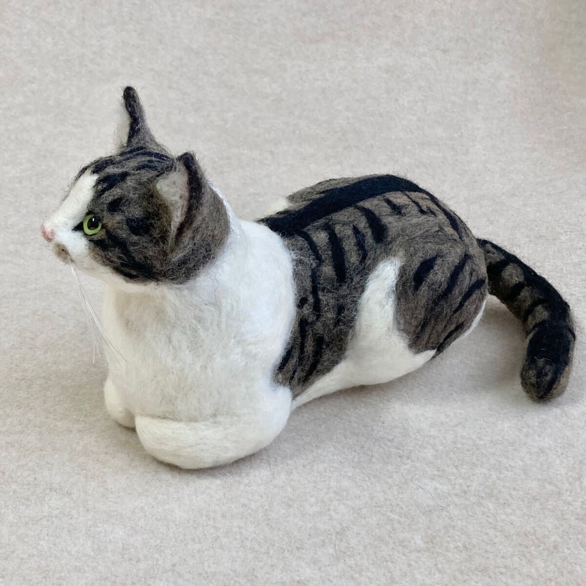 ハンドメイド 羊毛フェルト サンタ帽被ったキジ白猫ちゃん 香箱座り猫