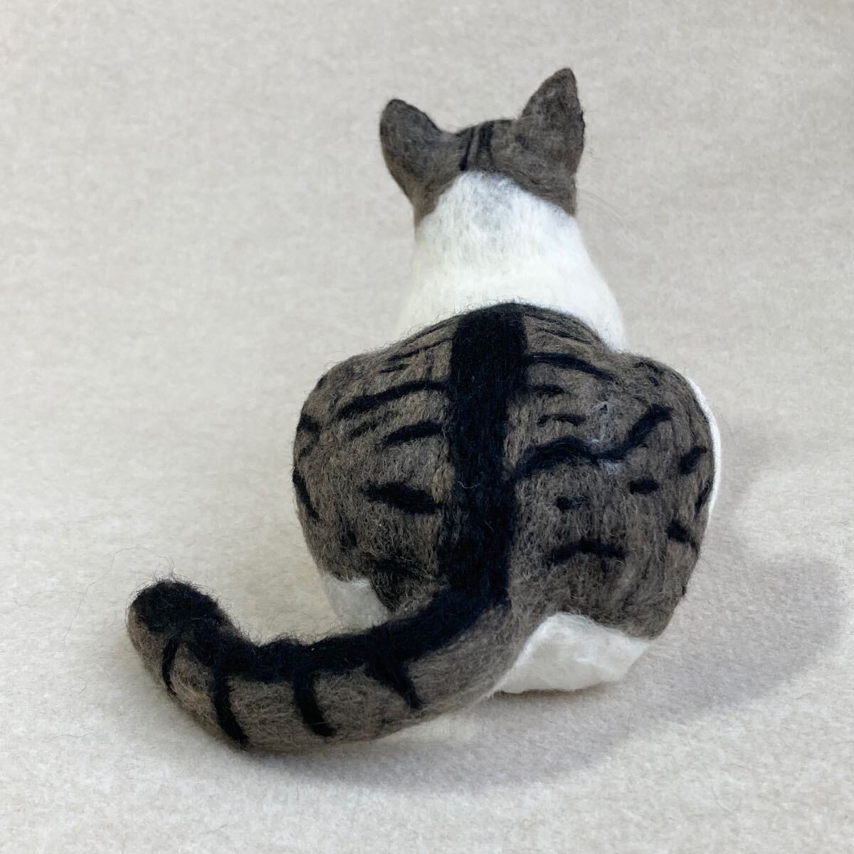 ハンドメイド 羊毛フェルト サンタ帽被ったキジ白猫ちゃん 香箱座り猫