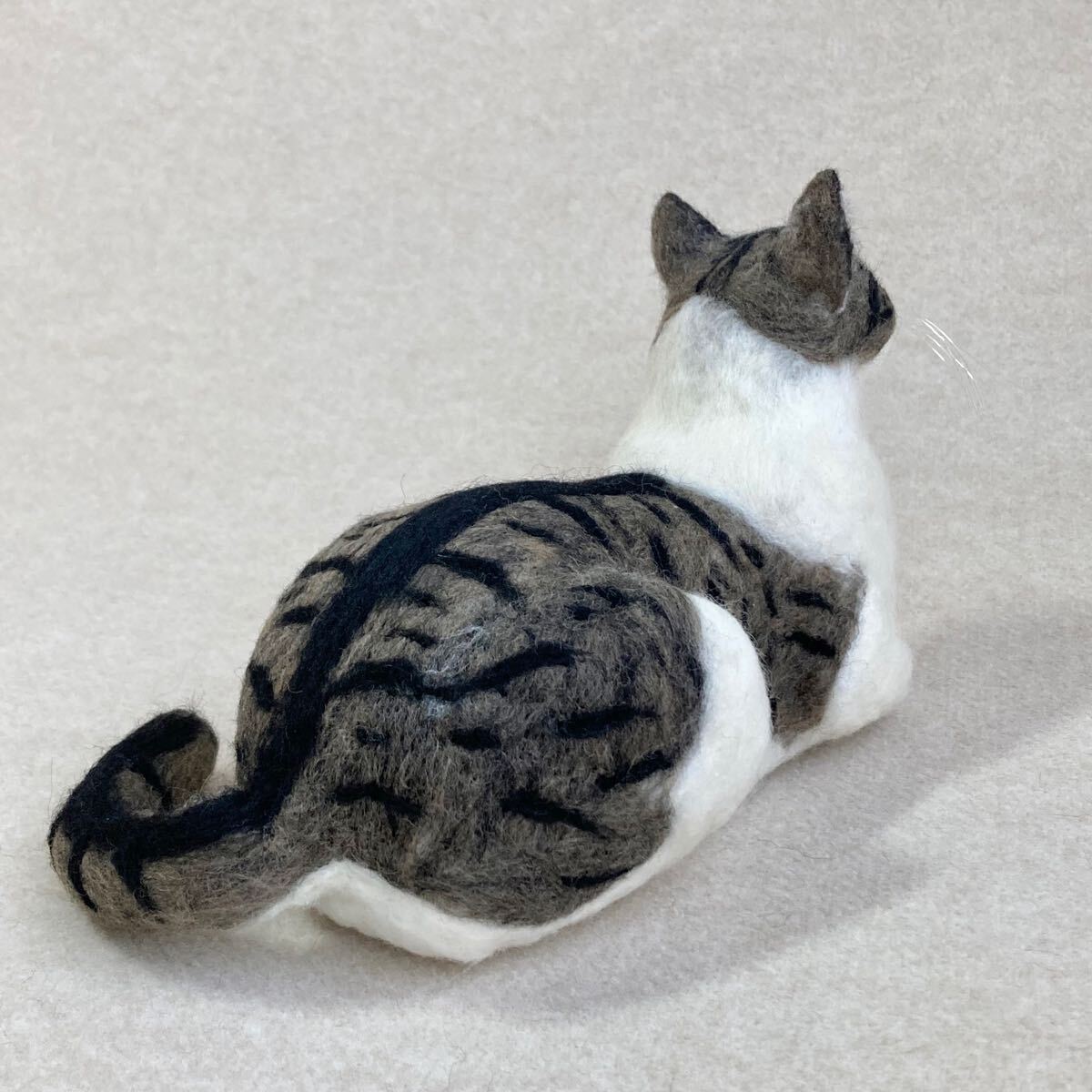 ハンドメイド 羊毛フェルト サンタ帽被ったキジ白猫ちゃん 香箱座り猫