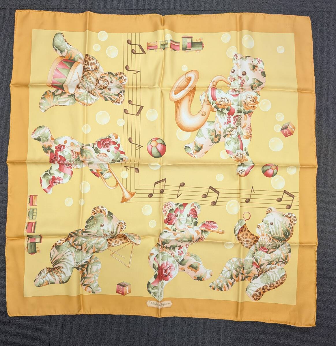 T62 美品 Salvatore Ferragamo フェラガモ シルク100％ スカーフ