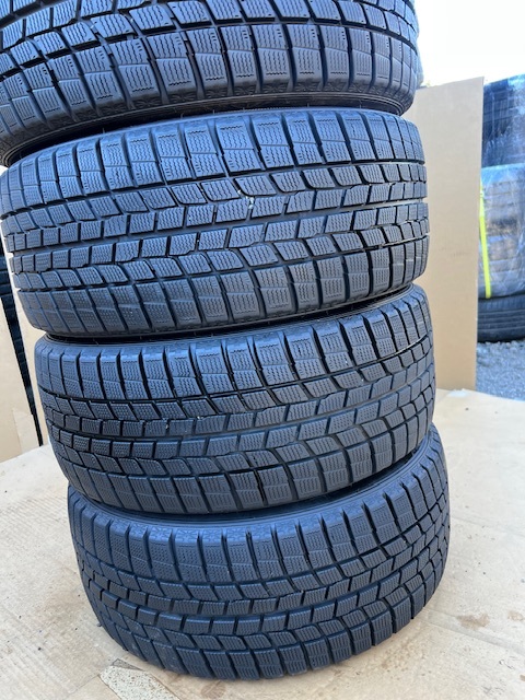 中古タイヤ　235/45/17 GOOD YEAR 　スタッドレス　　4本セット 非常に良い状態のタイヤ 2020年製 0 中古（スタッドレスタイヤ・ホイールセット 45r17 タイヤ残あり 235&frasl;45-17 スタッドレスタイヤ、アルミホイールセット