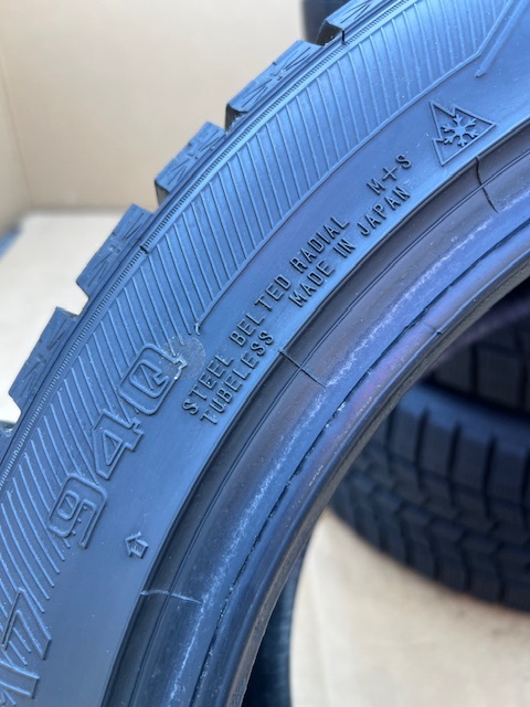中古タイヤ　235/45/17 GOOD YEAR 　スタッドレス　　4本セット 非常に良い状態のタイヤ 2020年製 0 中古（スタッドレスタイヤ・ホイールセット 45r17 タイヤ残あり 235&frasl;45-17 スタッドレスタイヤ、アルミホイールセット