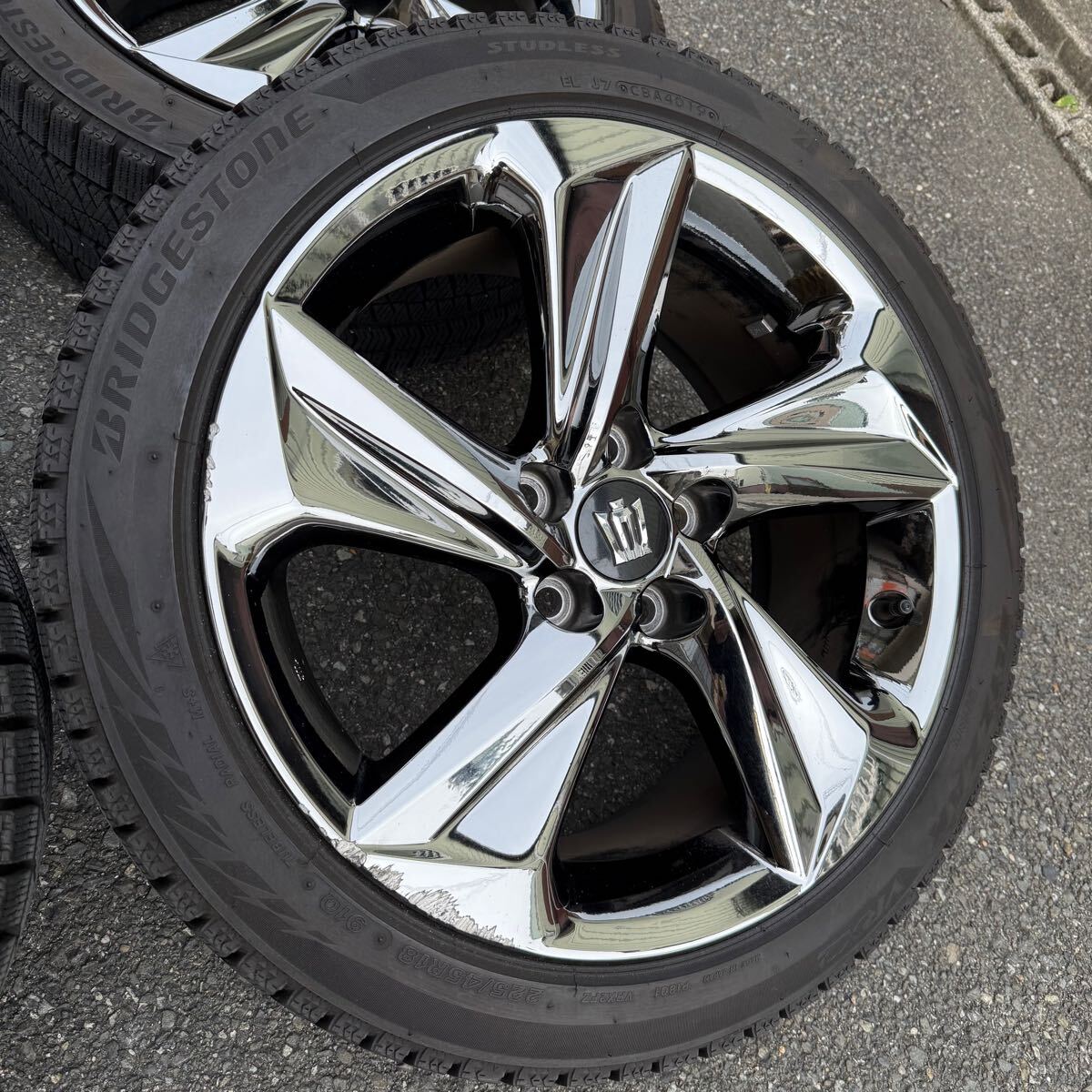 220系クラウンRS スタッドレス 純正タイヤホイールセット 18インチ ブリヂストンVRX_3