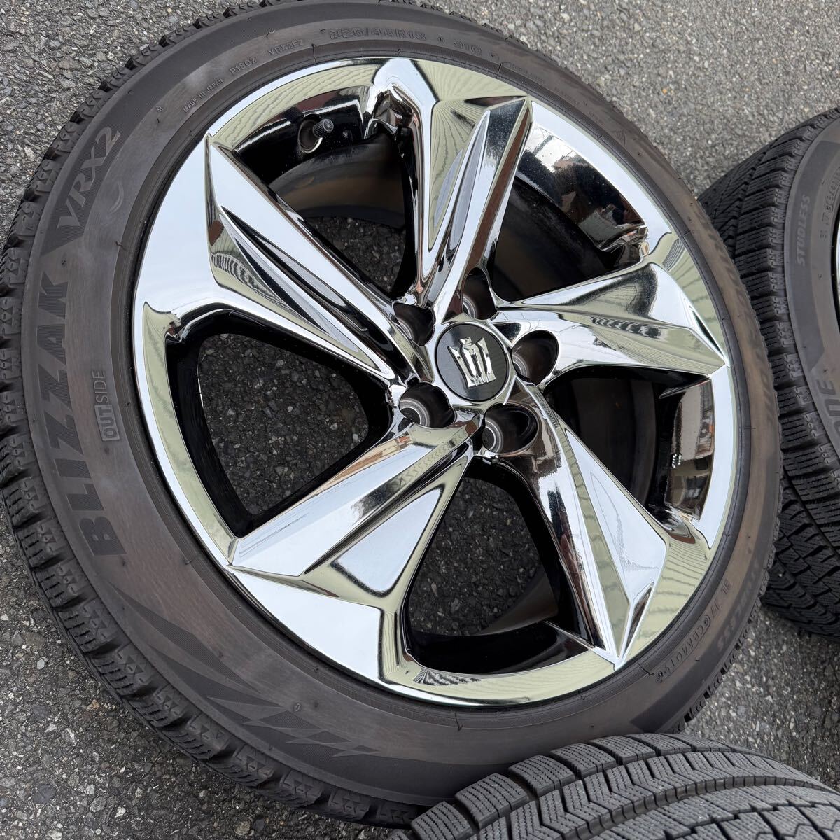 220系クラウンRS スタッドレス 純正タイヤホイールセット 18インチ ブリヂストンVRX_5