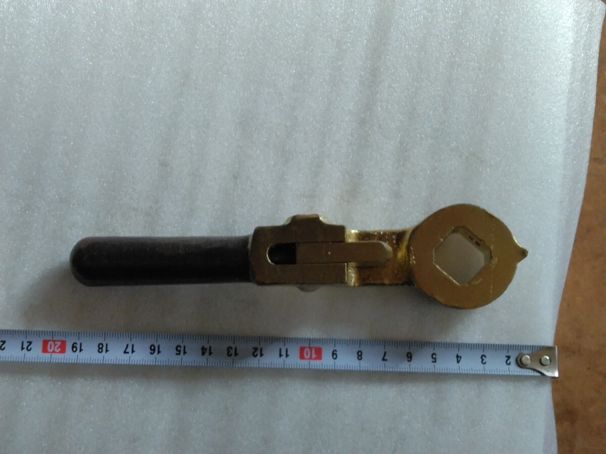 鉄道会社の廃品のブレーキハンドルになります。材質は、金属製です。_4
