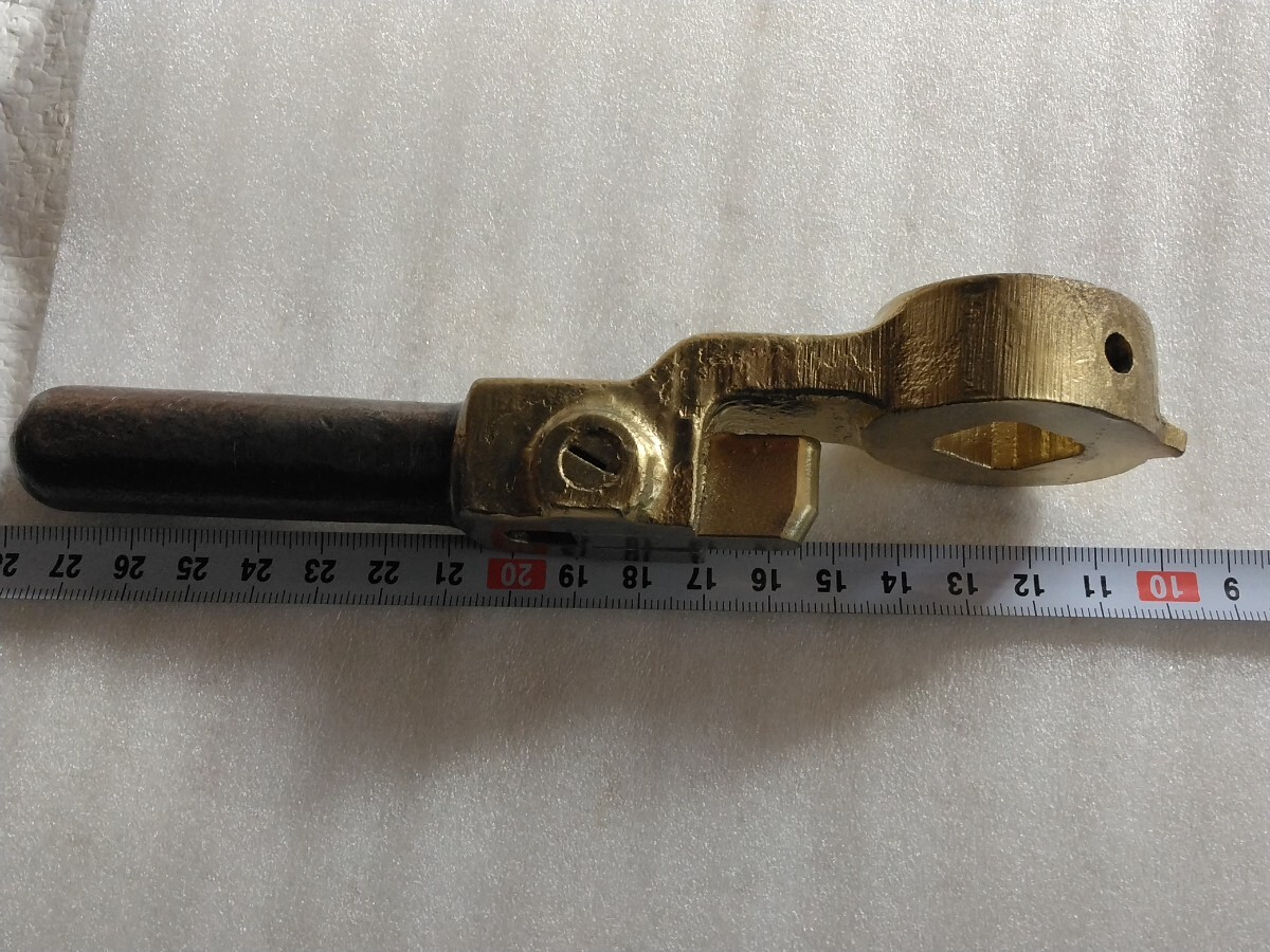 鉄道会社の廃品のブレーキハンドルになります。材質は、金属製です。_7