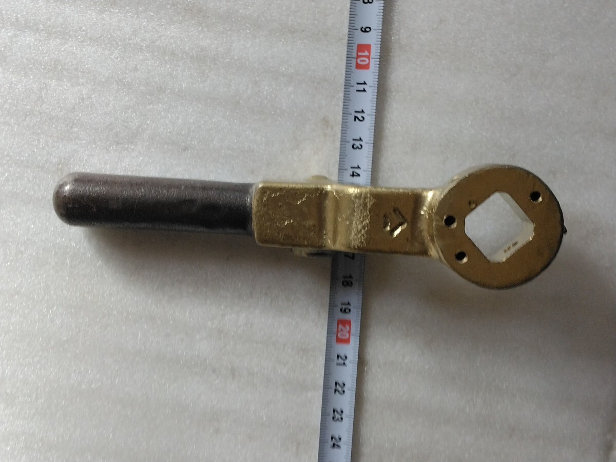 鉄道会社の廃品のブレーキハンドルになります。材質は、金属製です。_8