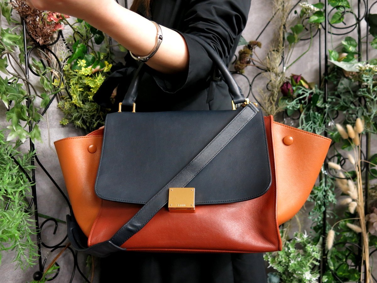 ○超美品○CELINE セリーヌ○トラペーズ○フラップ○カーフ レザー 本 