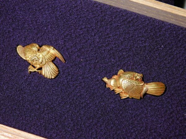 菊岡政光在銘 まばゆい金無垢目貫 猛禽狙鶏図上々作 特注落し箱入り 金無垢地保証 超絶技巧 江戸時代金工 拵 鐔 鍔 石黒政常_3
