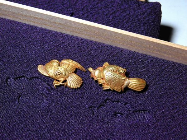 菊岡政光在銘 まばゆい金無垢目貫 猛禽狙鶏図上々作 特注落し箱入り 金無垢地保証 超絶技巧 江戸時代金工 拵 鐔 鍔 石黒政常_4