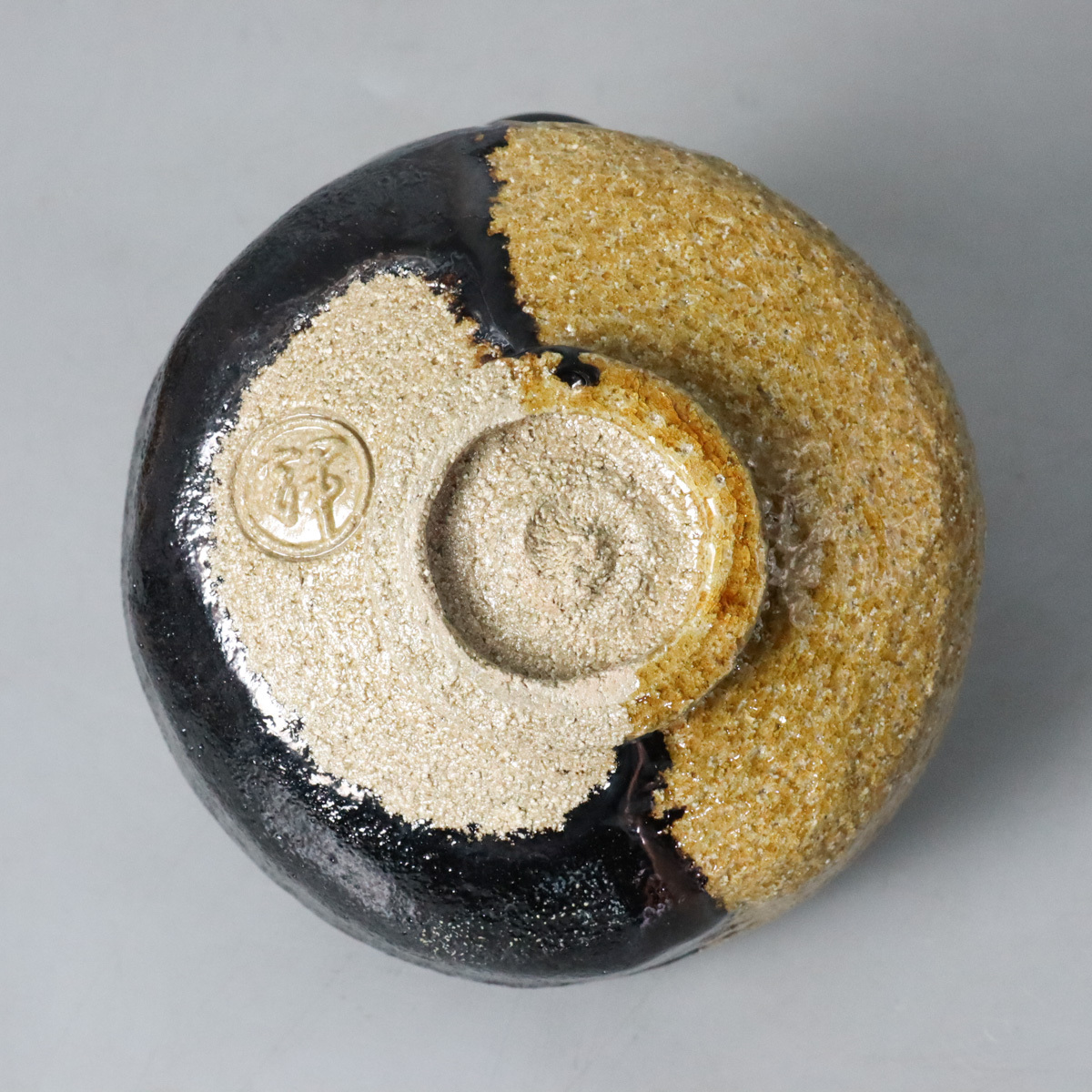 宙】佐々木輝夫(初代虚室)かけわけ茶碗 幅12.3cm 共箱付 黒釉と荒土の