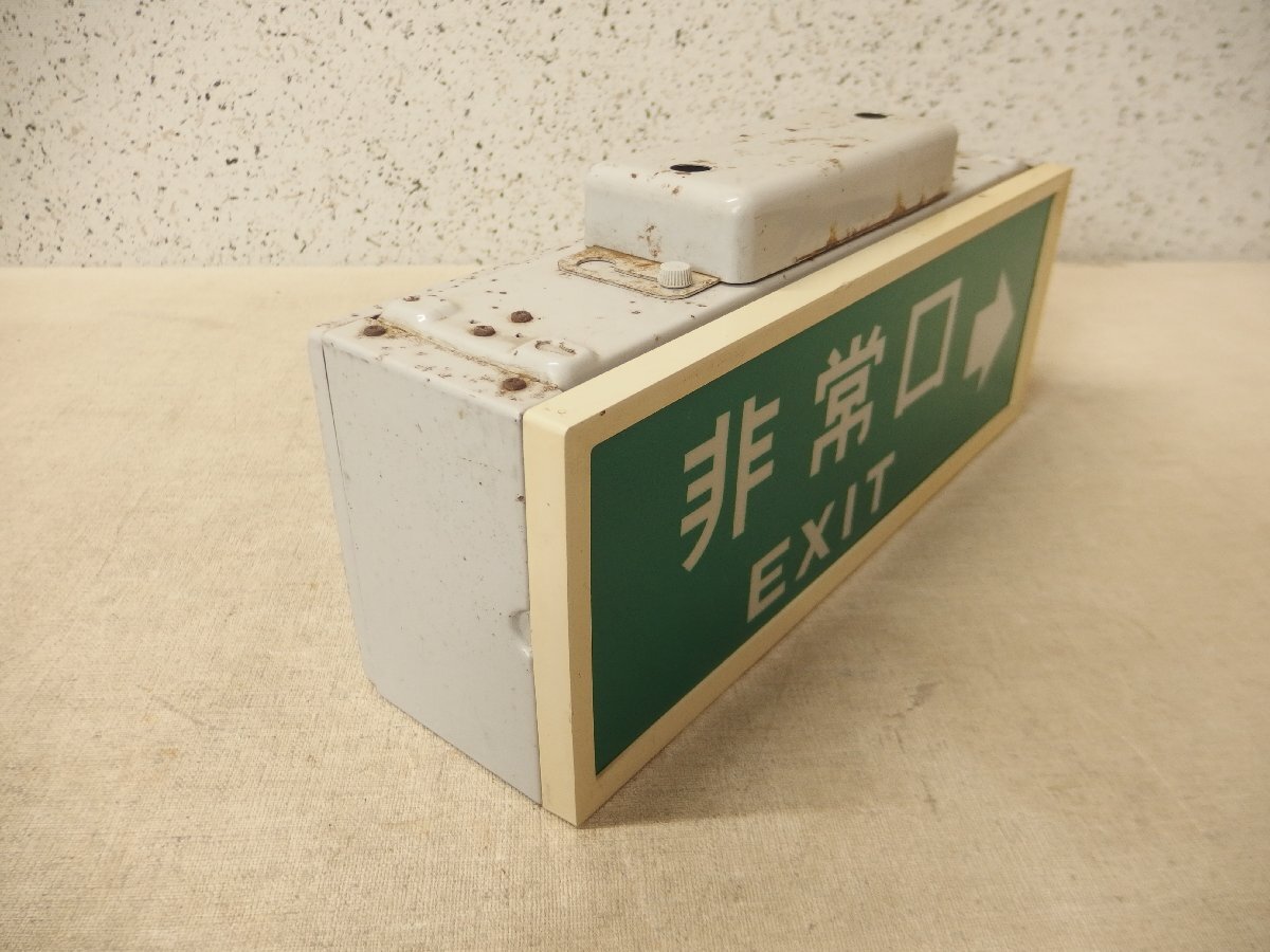 0750255w【東芝 避難口誘導灯 FBK-1235】ジャンク品10W 片面 右矢印